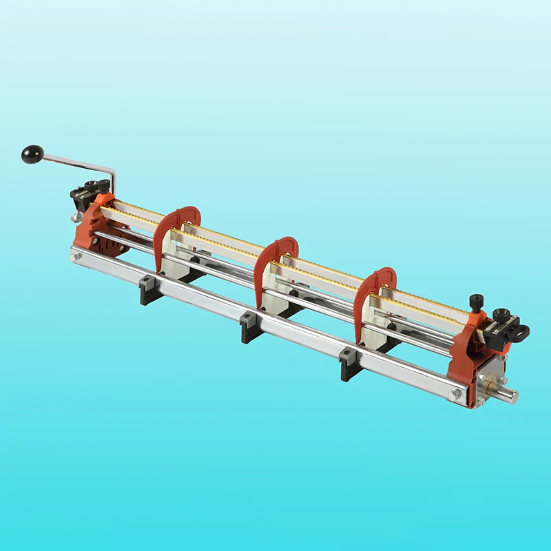 أين يتم استخدام جهاز إيقاف الالتواء العالمي ذو 8 صفوف في الأنوال غير المكوكية؟